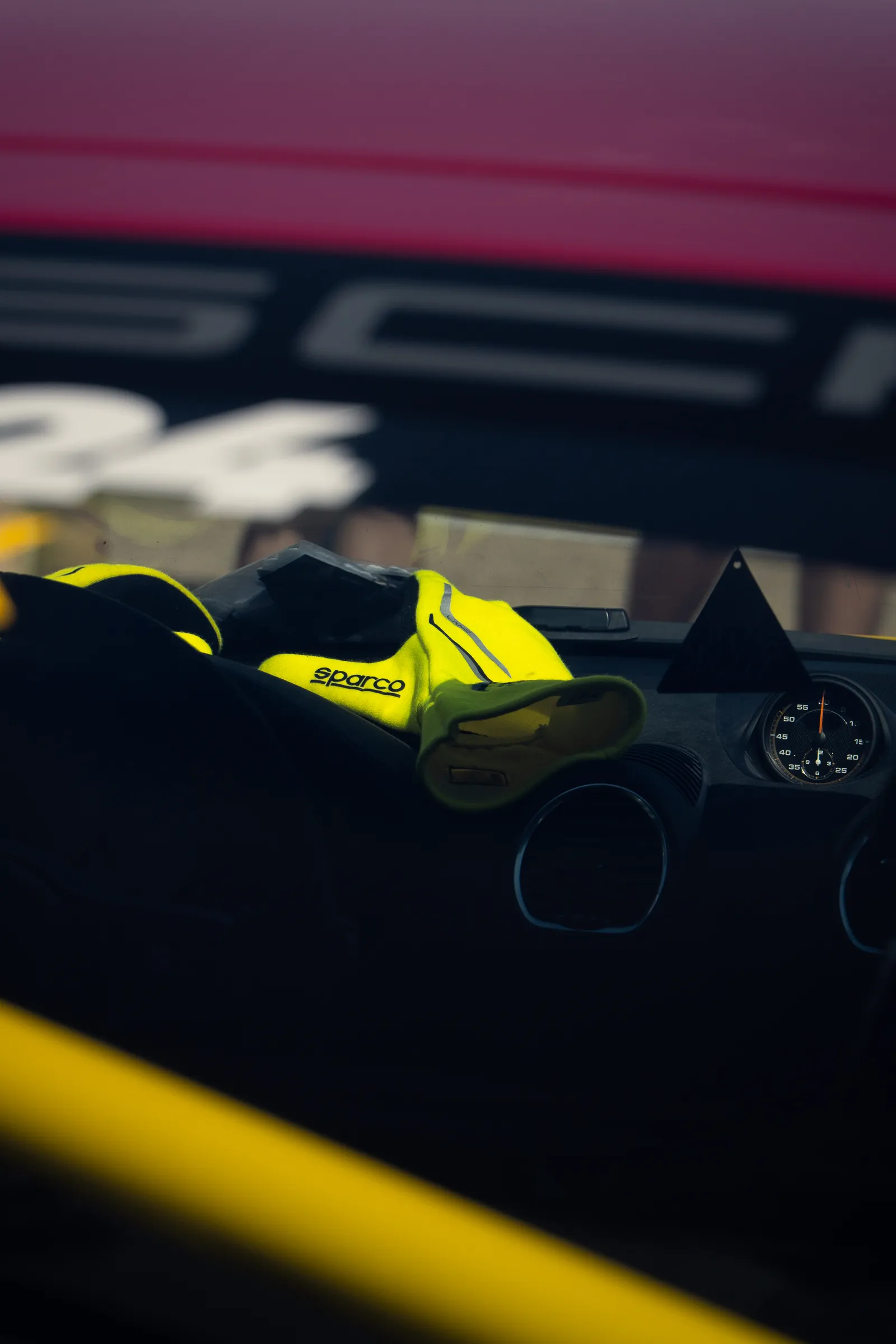 Paddock y pista · 30